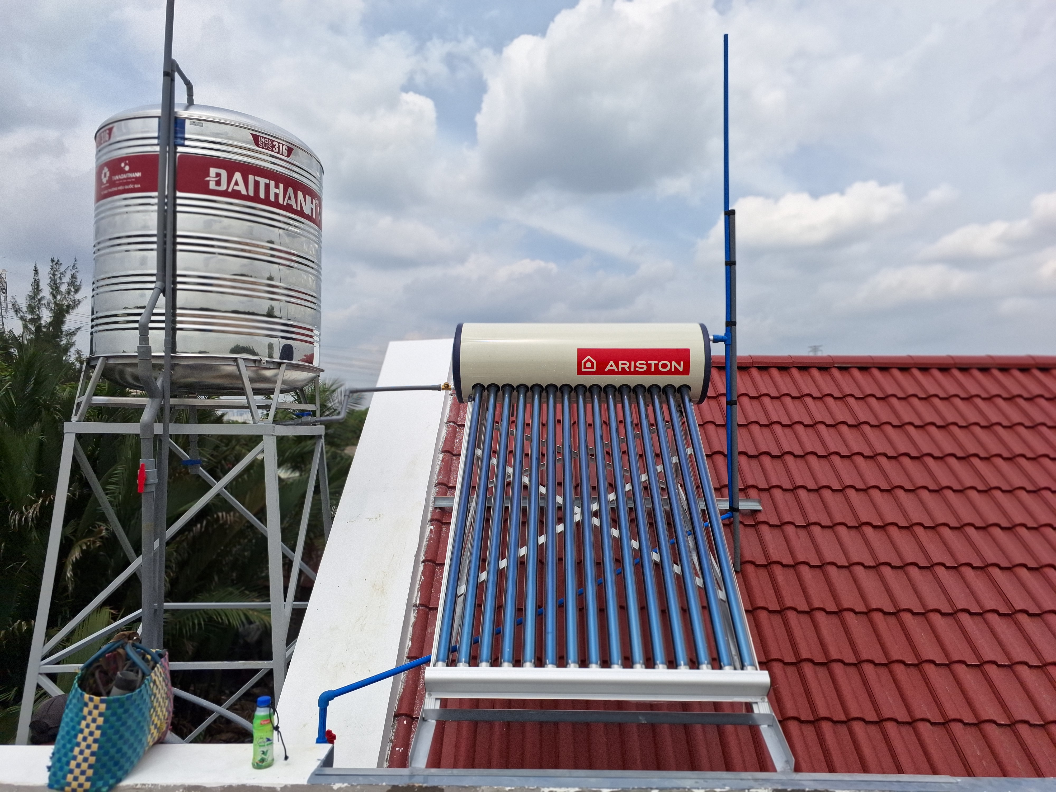 máy nước nóng năng lượng mặt trời Ariston lắp trên mái nhà đón nắng