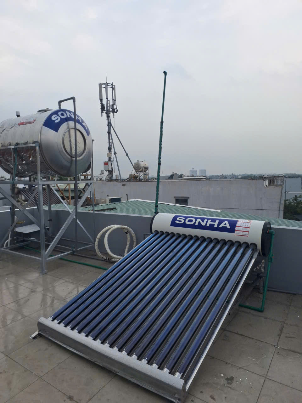 Kiểm tra ống thu nhiệt máy nước nóng năng lượng mặt trời bị bụi bẩn hoặc che bóng