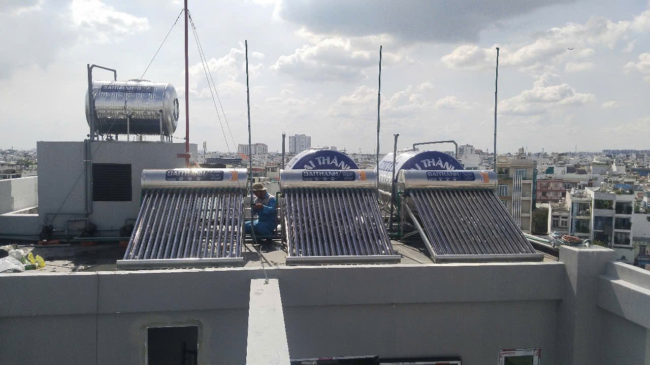 So sánh máy năng lượng mặt trời 240L với 225L 260L
