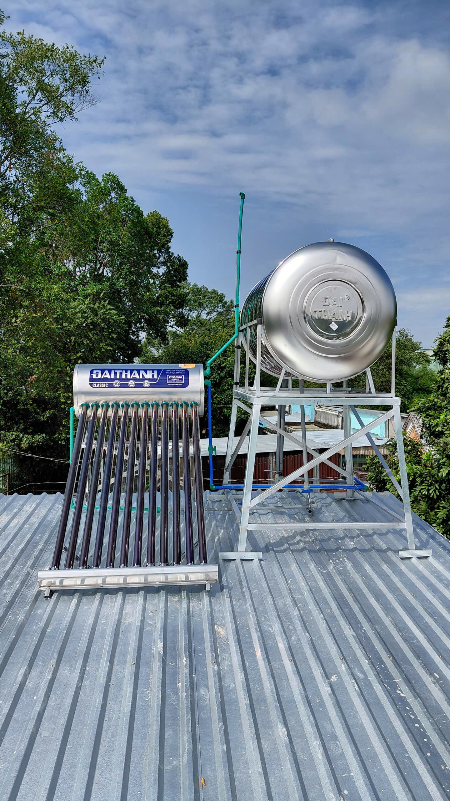 Máy nước nóng năng lượng mặt trời 140L lắp trên sân thượng