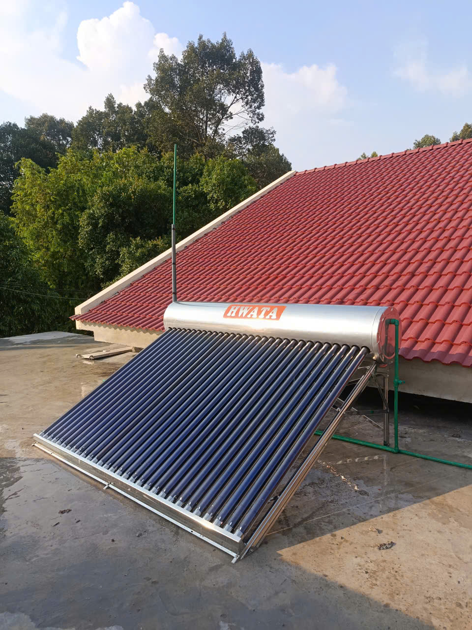 Lắp đặt Máy Năng Lượng Mặt Trời Hwata an toàn trên mái