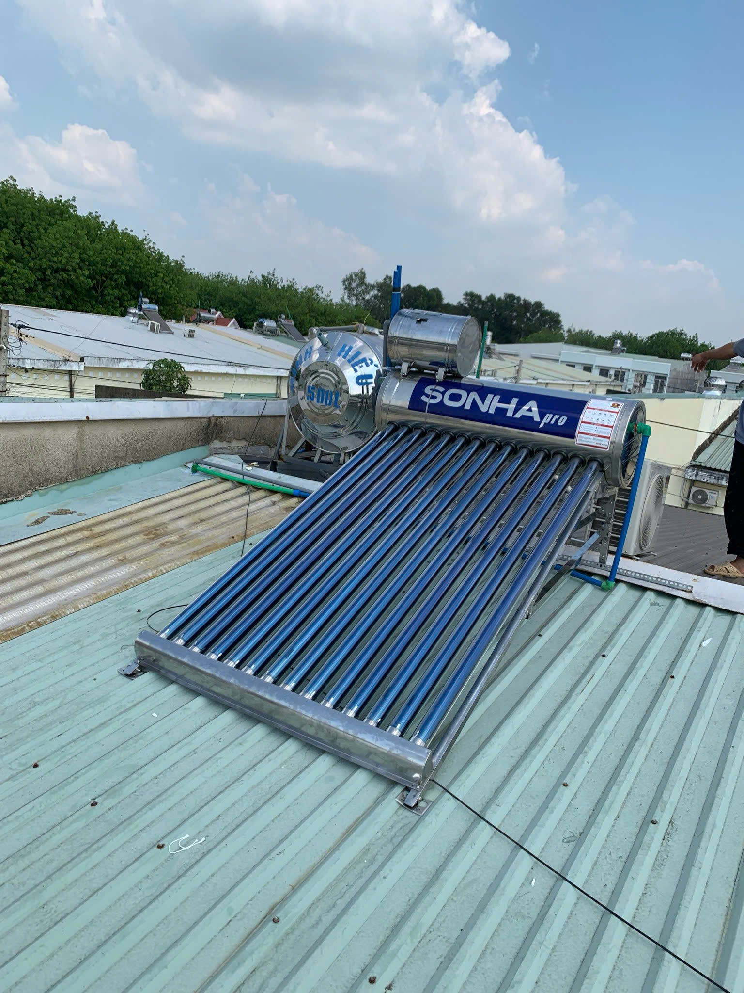 Giao hàng máy năng lượng mặt trời 220L chính hãng