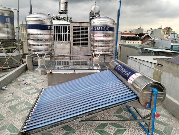 So sánh máy năng lượng mặt trời 225L với 220L 240L