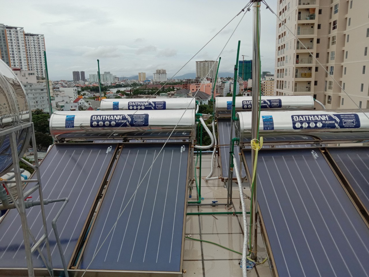 So sánh máy năng lượng mặt trời tấm phẳng và ống dầu