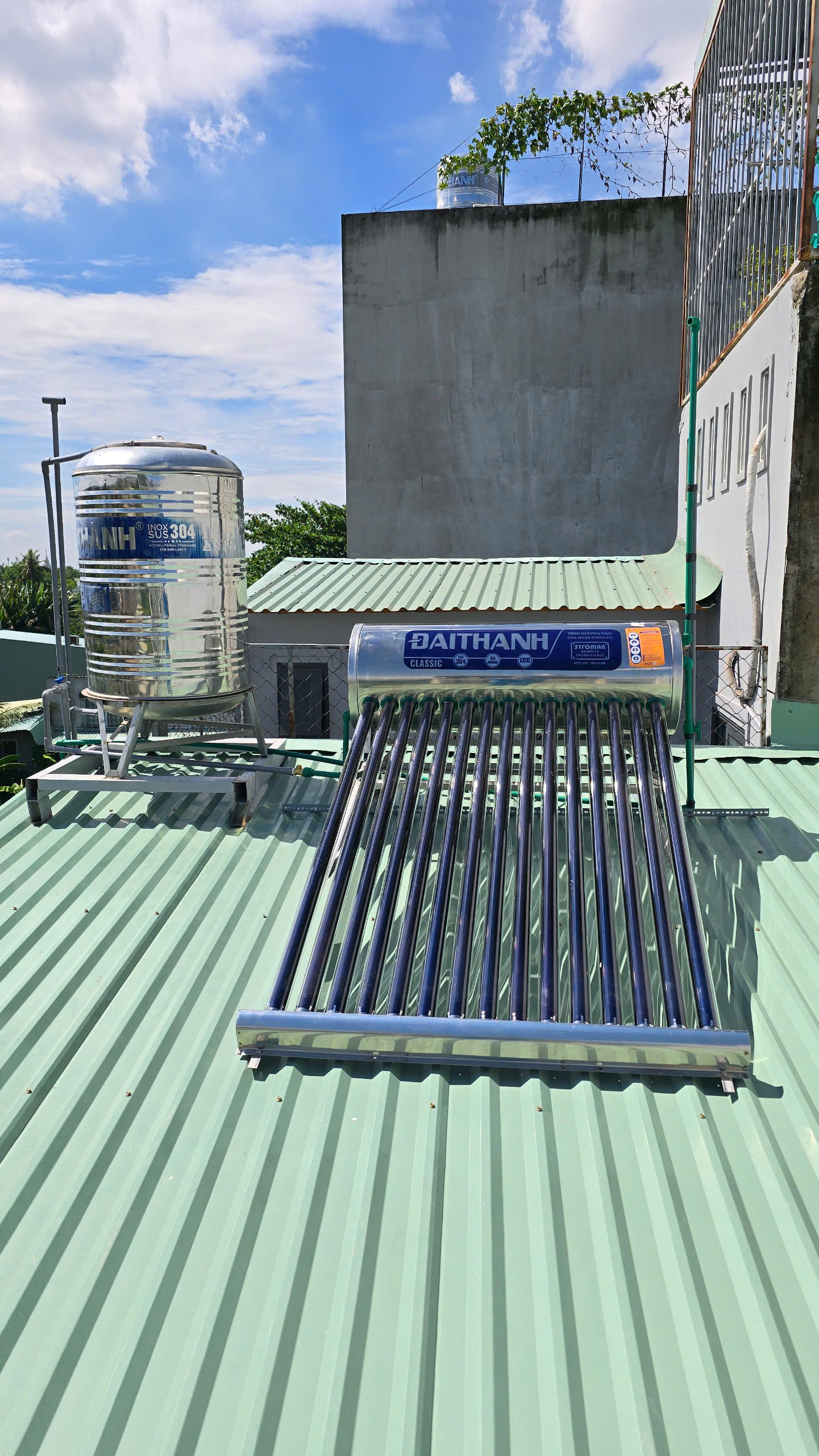 Bồn nước inox 2500L đứng lắp trên sân thượng nhà phố
