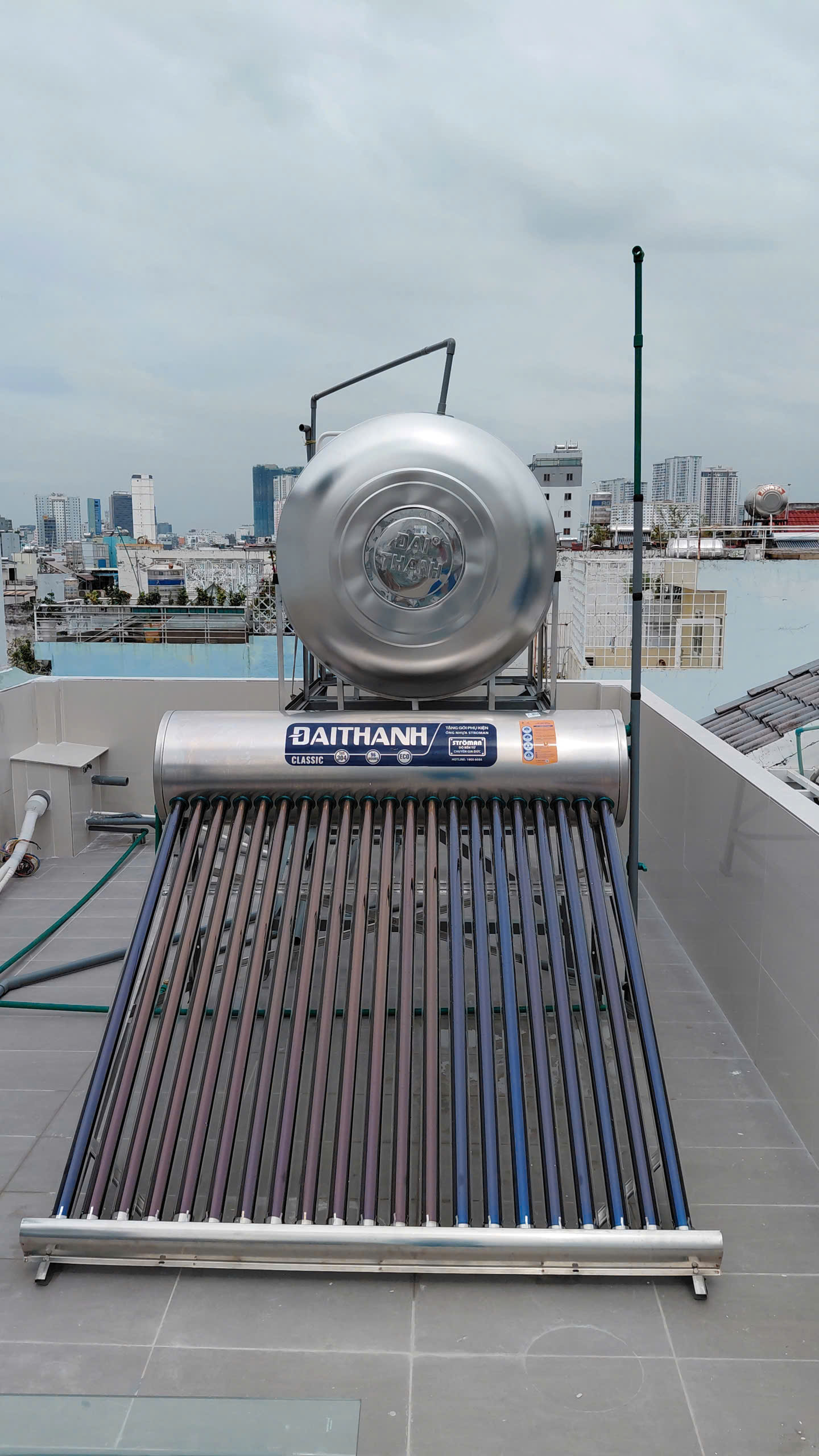 Lắp đặt máy năng lượng mặt trời 240L tại nhà