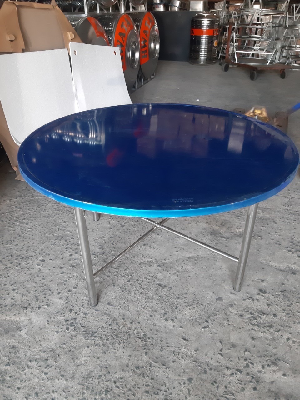 so sánh bàn inox tròn và bàn inox chữ nhật