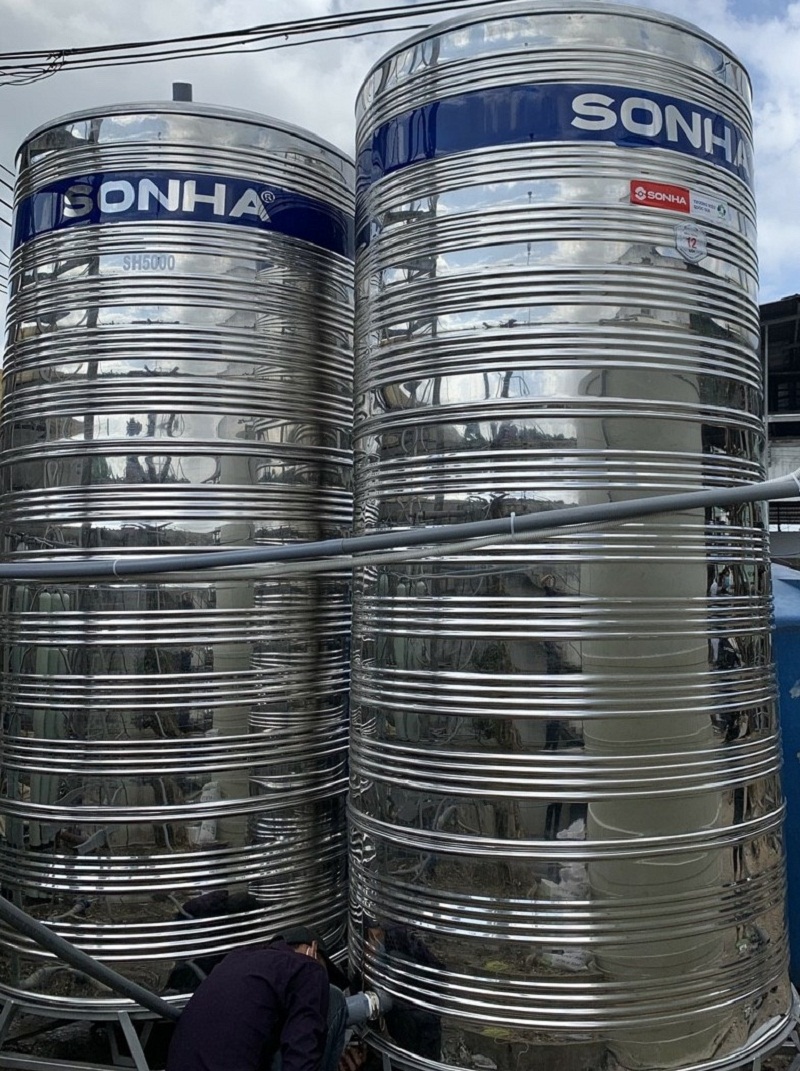 Bồn nước inox 2000L đứng lắp trên sân thượng nhà phố