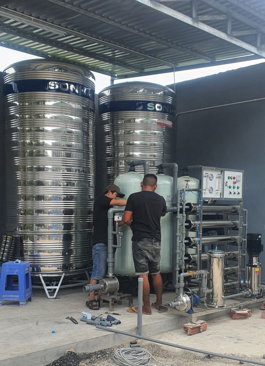 Giao hàng bồn nước công nghiệp 7000L đứng toàn quốc