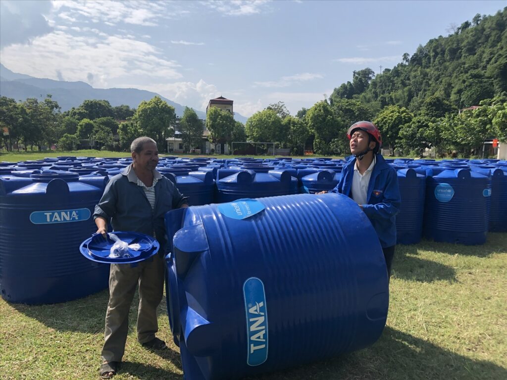 Bồn nhựa 1000L ngang lắp trên sân thượng nhà phố