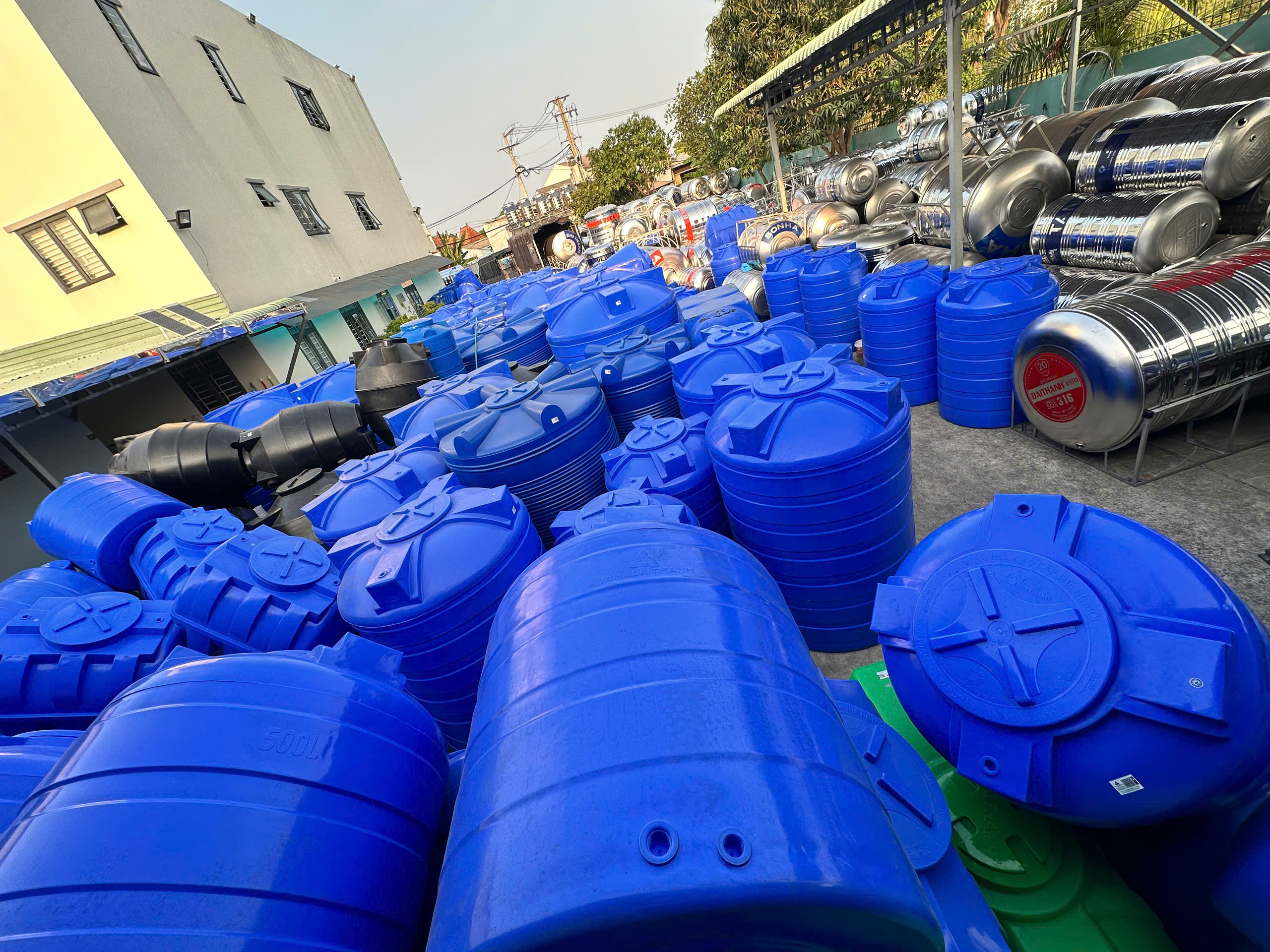 Bồn Nhựa 300L dạng ngang đặt vững trên mặt bằng thấp