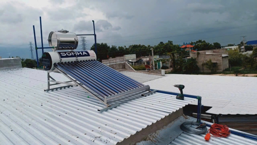 may nuoc nong nang luong mat troi son ha