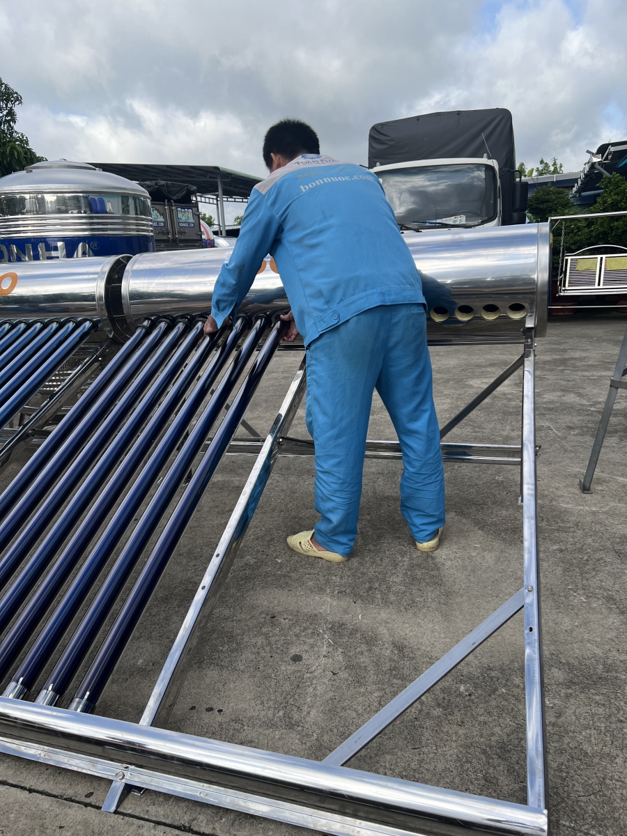 may nuoc nong nang luong mat troi solgo